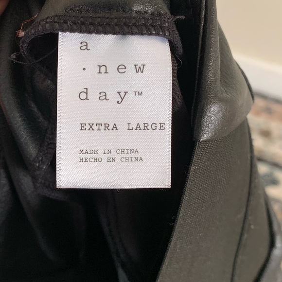 WORN ONCE: FAUX LEATHER LEGGING - Picture 2 of 2